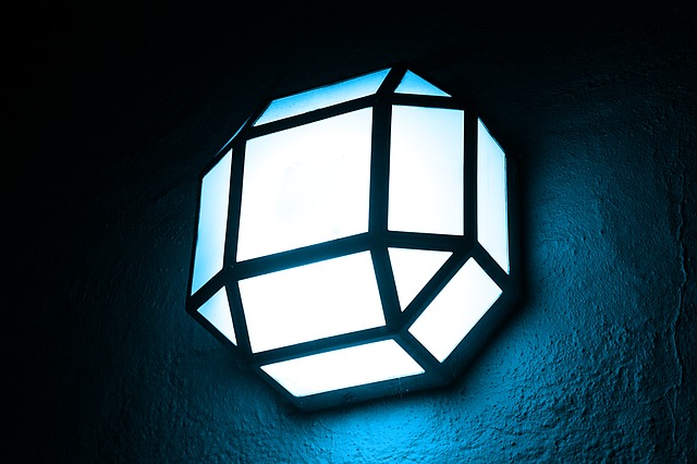 Svietiaca lampa v tme.jpg